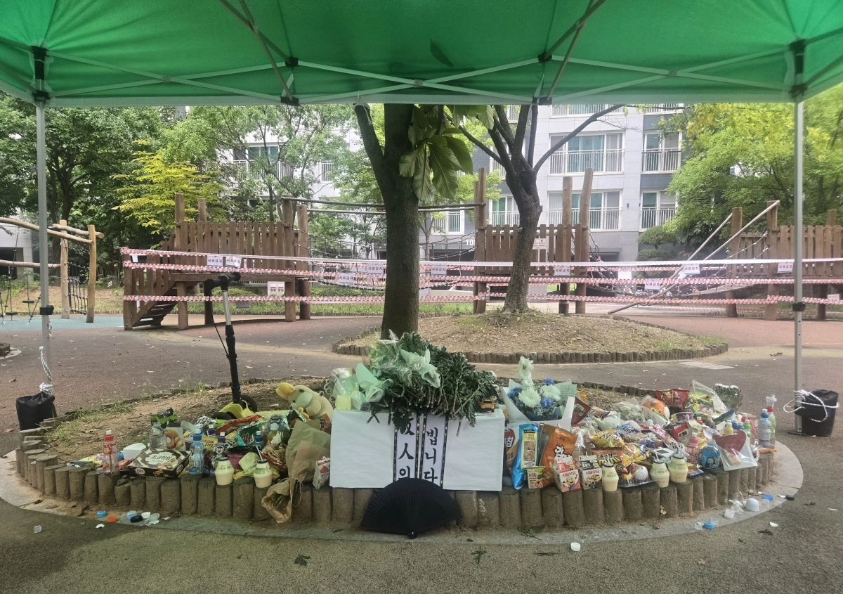 30일 오전 천안의 한 아파트에서 이삿짐 사다리차가 넘어져 숨진 초등학생 추모 공간에 국화꽃과 과자 등이 놓여 있다. 이종익 기자
