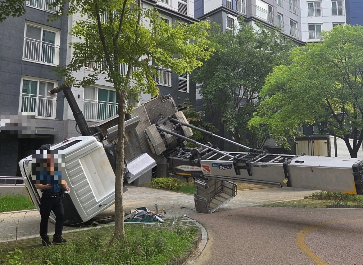 26일 오전 충남 천안시 동남구 한 아파트에서 이삿짐 사다리차가 옆으로 넘어져 등교하던 초등학생이 숨졌다. 서울신문 DB
