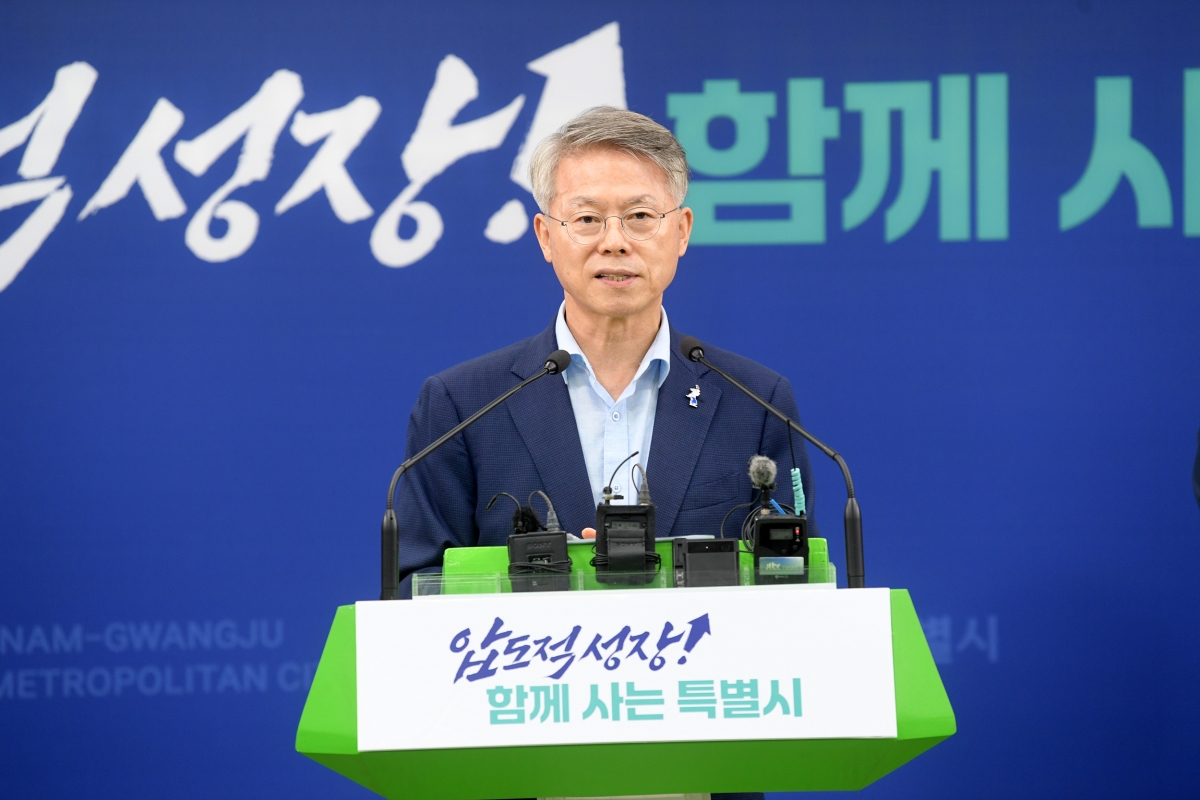 민형배 전남광주통합특별시장이 30일 광주청사에서 기자회견을 열고 국립의대 후보대학 심사결과를 설명하고 있다. 전남광주통합특별시 제공