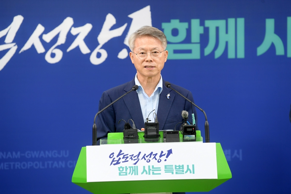 민형배 전남광주통합특별시장이 30일 광주청사에서 기자회견을 열고 국립의대 후보대학 심사결과를 설명하고 있다. 전남광주통합특별시 제공