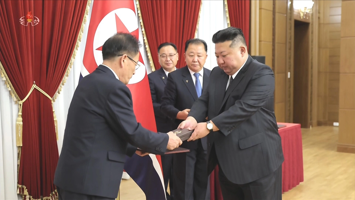 북한 조선중앙TV는 김정은 북한 국무위원장이 지난 29일 새로운 무기전투체계 개발 등에 공헌한 성원들에게 국가표창을 수여했다고 30일 보도했다. 연합뉴스