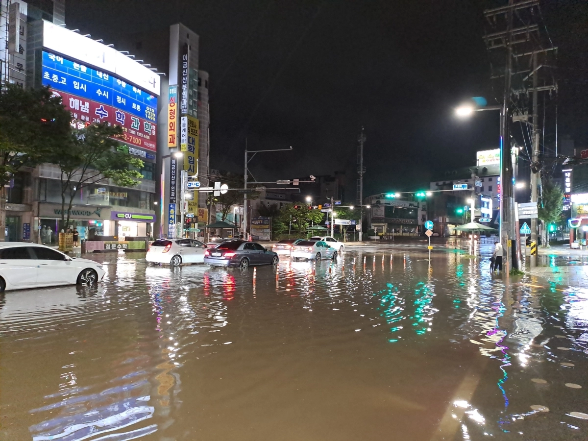 많은 비로 침수된 도로