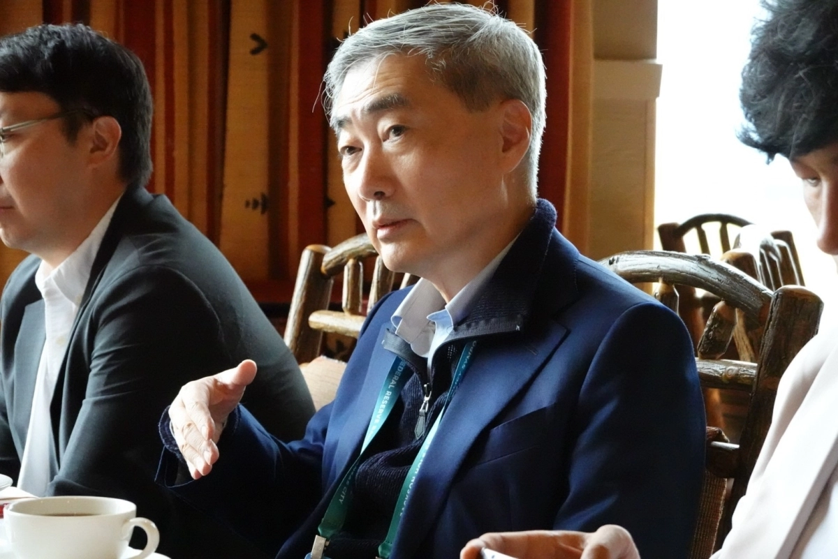 28일(현지시간) 잭슨홀 회의에 참석한 신현송(가운데) 한국은행 총재도 기자들과 만나 간담회를 하고 있다. 한은 제공