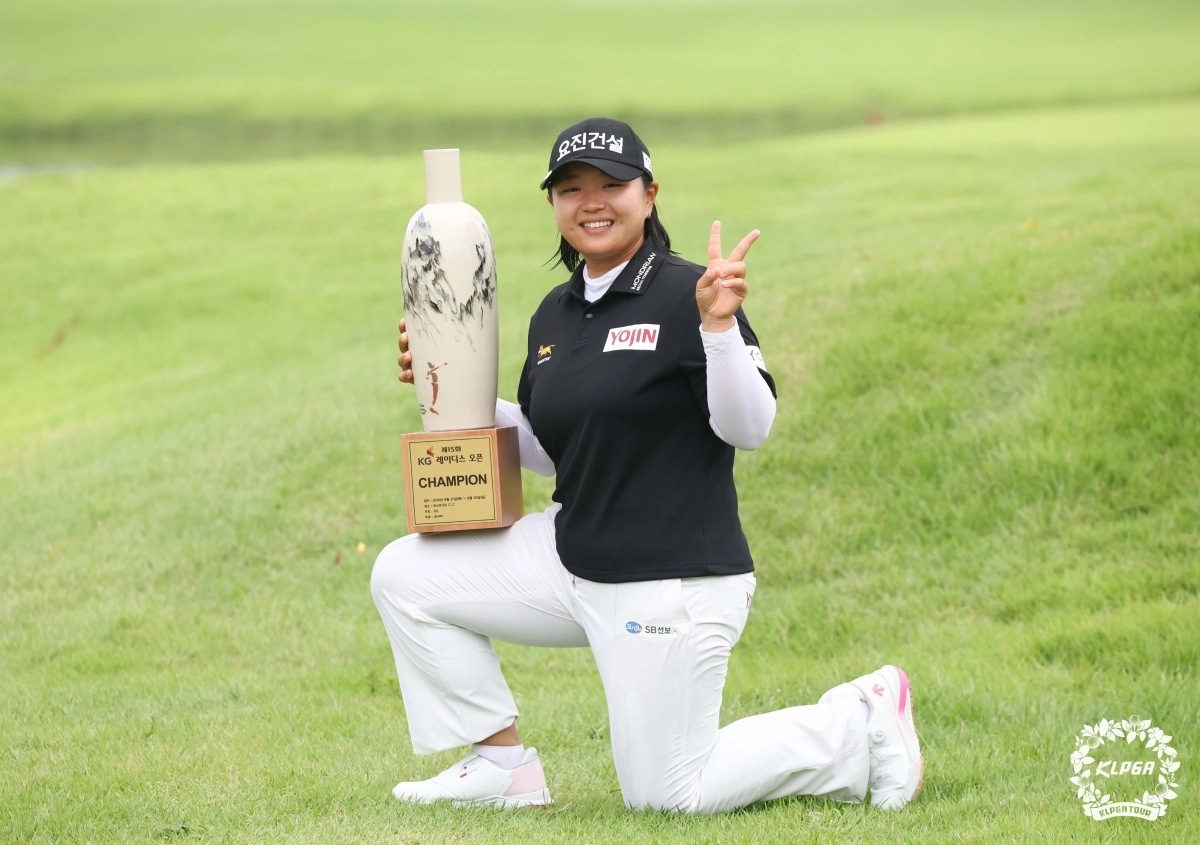 신다인이 30일 열린 한국여자프로골프(KLPGA)투어 KG 레이디스 오픈 최종라운드에서 우승을 차지한 뒤 우승컵을 들고 2연패와 통산 2승을 뜻하는 손가락 두개를 펴보이고 있다.  KLPGA 제공