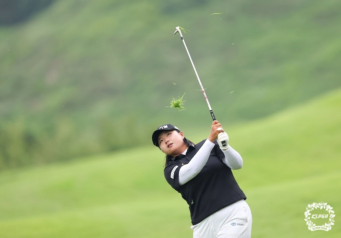 신다인이 최종 라운드 1번홀에서 아이언샷을 하는 모습. KLPGA 제공