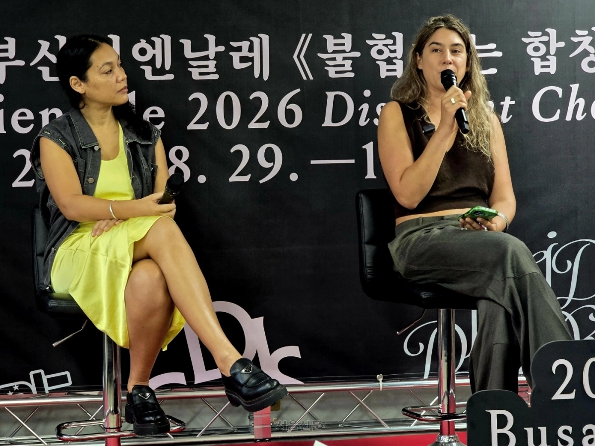 공동 전시감독인 아말 칼라프(왼쪽)와 에블린 사이먼스.