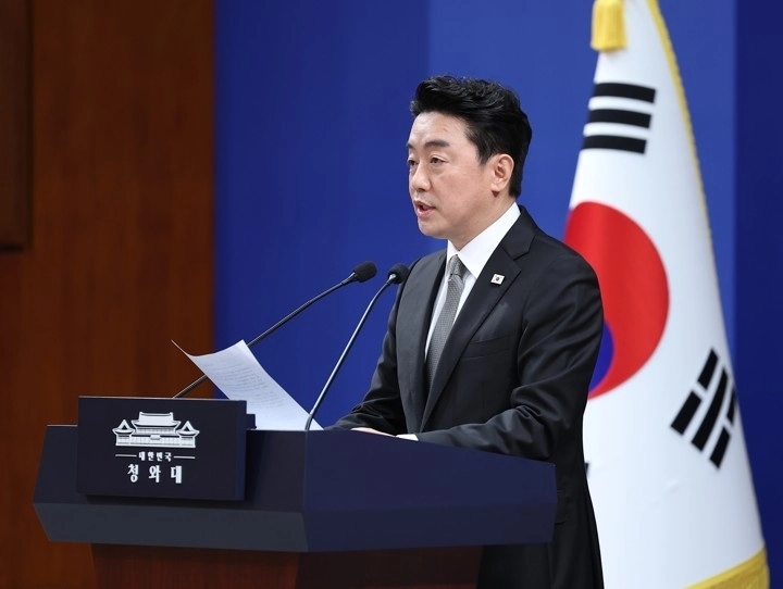 강훈식 비서실장이 30일 청와대 춘추관에서 인사 관련 브리핑을 하고 있다. 강 비서실장은 브리핑을 통해 재정경재부 장관에는 이형일 1차관을, 법무부 장관에 더불어민주당 김승원 의원을, 국방부 장관에는 강신철 전 연합사 부사령관을 지명했다고 밝혔다. 또한 성평등가족부 장관에는 기본소득당 원내대표인 용혜인 의원을, 국토부 장관에는 홍지선 2차관을, 중소벤처기업부 장관에는 민주당 이소영 의원을, 국가인공지능전략위원회 부위원장에 하정우 전 AI수석을 지명했다. 대통령 정무특별보좌관에는 김경수 전 경남지사를, 대통령비서실 AI미래기획수석비서관에 조국혁신당 이해민 의원을, 대통령비서실 메가프로젝트 보좌관에 이원주 기후환경부 에너지전환정책실장을 발탁했다고 밝혔다. 연합뉴스