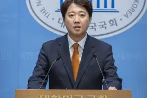 이준석, ‘민주당 입당·합당설’에 법적 조치…“장난질 안돼”