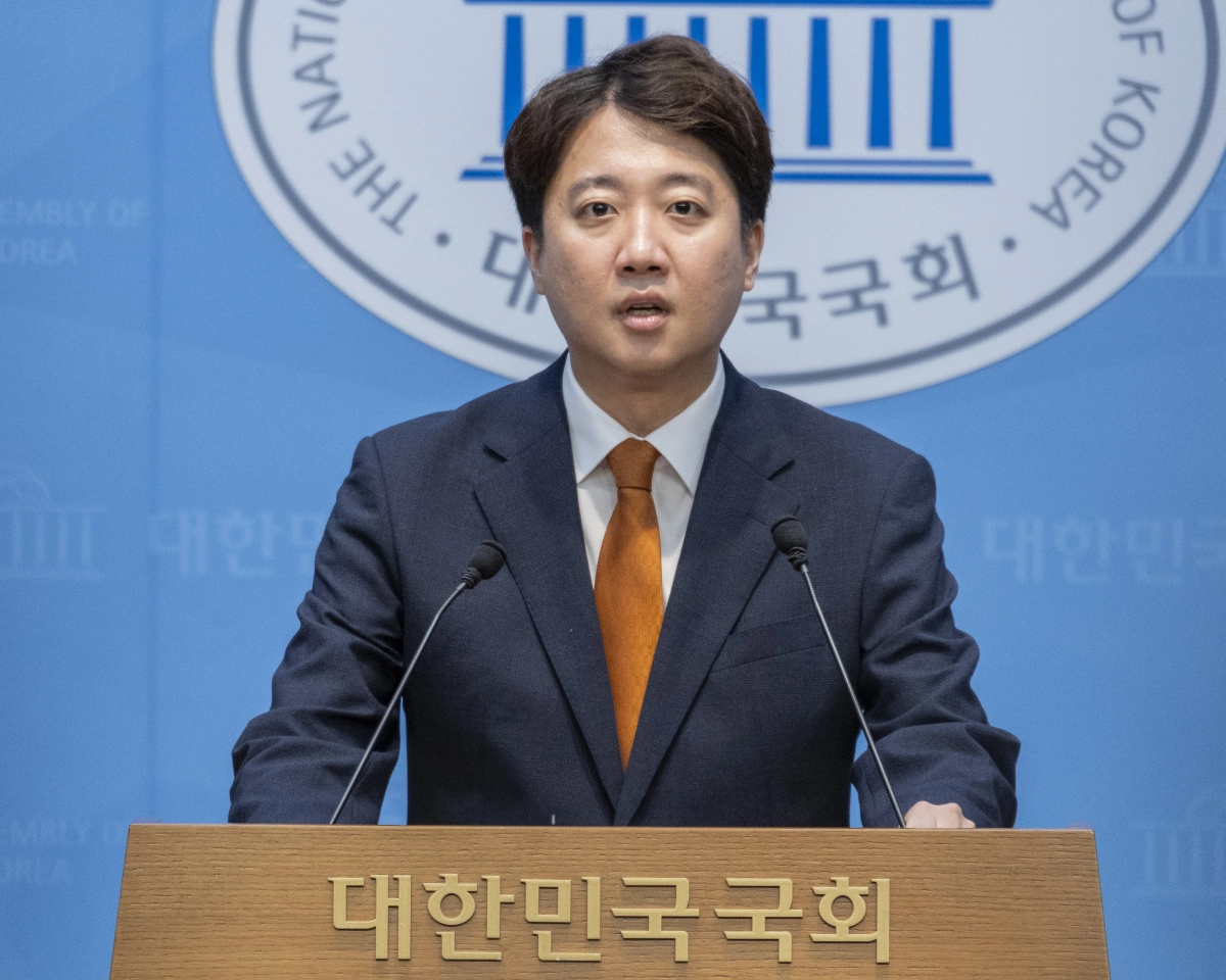 개혁신당 대표인 이준석 의원이 26일 국회 소통관에서 열린 기자회견에서 대표직 사퇴를 발표하고 있다. 연합뉴스