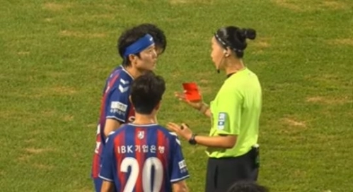 배선영(오른쪽) 주심이 지난 28일 경기 수원종합운동장에서 열린 수원FC 위민과 서울시청의 2026 WK리그 정규리그 경기에서 항의하는 지소연(왼쪽)에게 레드카드를 꺼내 보이고 있다. 퇴장까지 나오진 않았지만 지소연은 경고를 받고 경기를 뛰었다. 한국여자축구연맹 유튜브 캡처