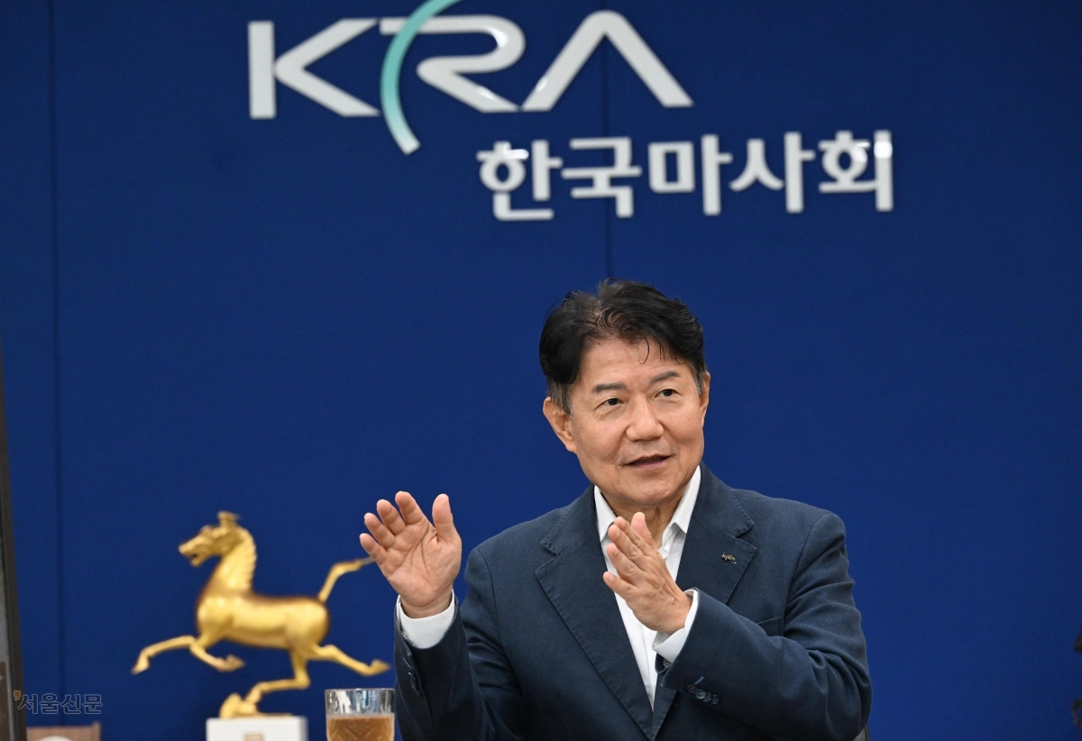 취임 6개월을 맞은 우희종 한국마사회장이 지난 20일 경기 과천경마공원 내 마사회 본사 집무실에서 진행한 서울신문과의 인터뷰에서 1·29 도심 주택공급 확대 방안에 담긴 과천 경마장 이전 계획에 대한 입장을 밝히고 있다. 우 회장은 “이전 부지 선정 이전에 2조원이 넘는 이전 비용을 정부가 어떻게 마련할지 확실한 방안을 제시하는 게 선결 조건”이라고 강조했다. 도준석 전문기자