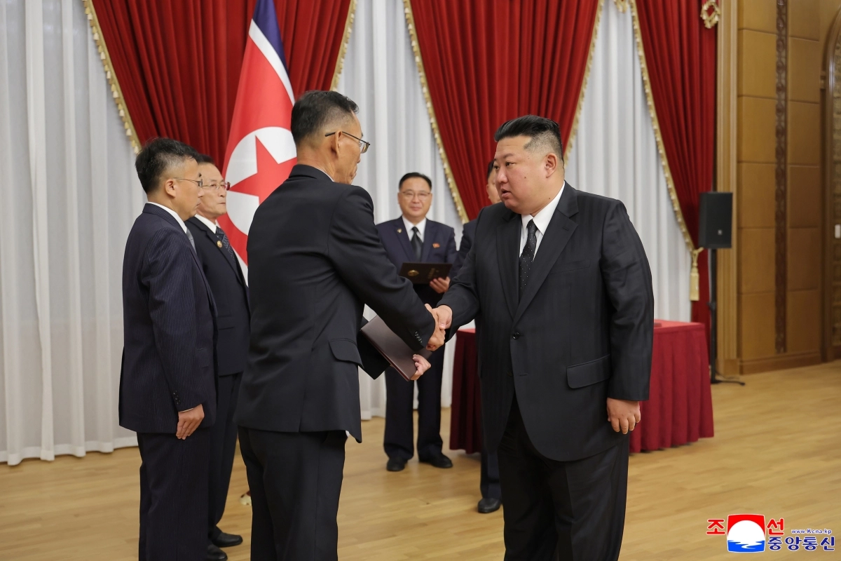 김정은, 새 무기전투체계 개발에 표창 수여