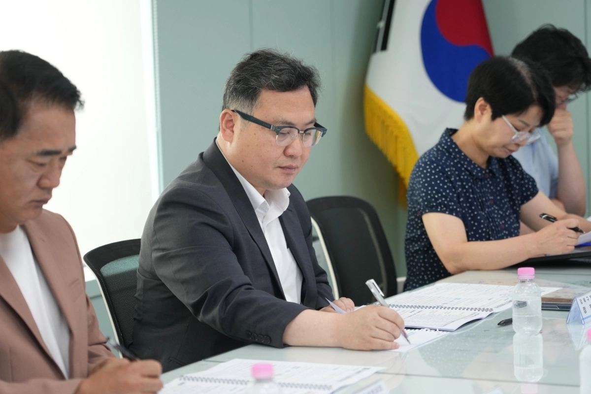 정창수(가운데) 서울 강북구청장이 지난 26일 구청장실에서 열린 ‘자살·은둔·고독사 예방 TF’ 회의에서 자료를 살펴보고 있다. 강북구 제공