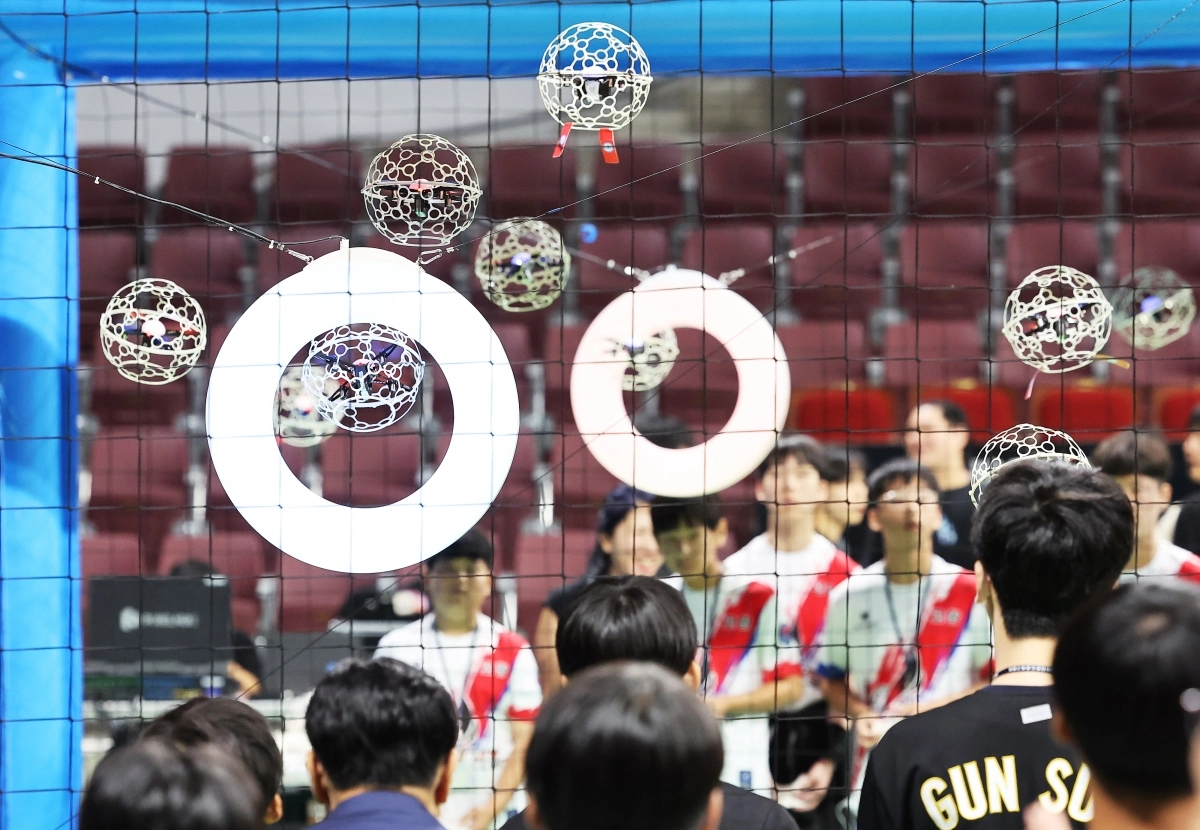 ‘드론 축구’ 뜨거운 공중전