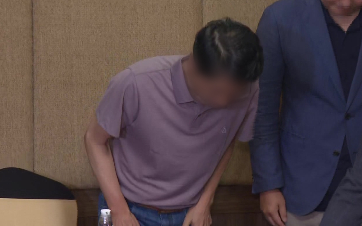 네팔과 중국 국경 히말라야 산악지대에서 발생한 대규모 홍수 사태와 관련 두산에너빌리티 현장소장이 30일(현지시간) 네팔 카트만두 한 호텔에서 취재진과 인터뷰하며 인사하고 있다. 2026.8.30. 연합뉴스TV 제공