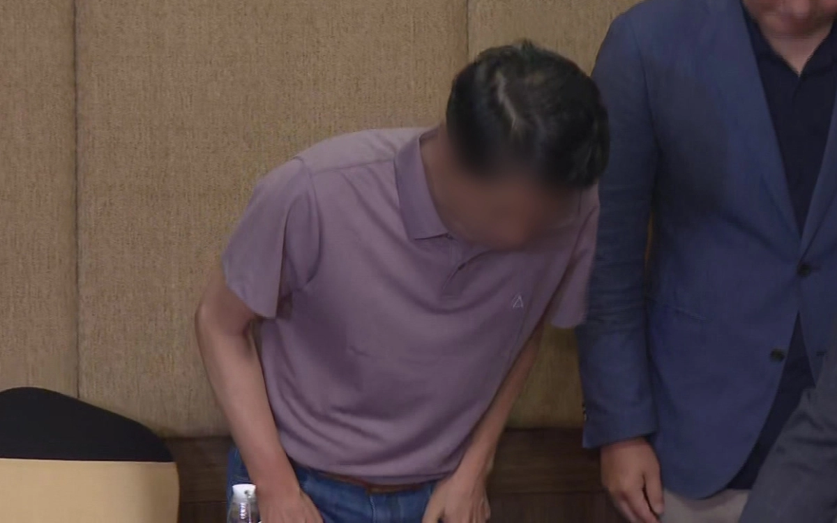 네팔과 중국 국경 히말라야 산악지대에서 발생한 대규모 홍수 사태와 관련 두산에너빌리티 현장소장이 30일(현지시간) 네팔 카트만두 한 호텔에서 취재진과 인터뷰하며 인사하고 있다. 2026.8.30. 연합뉴스TV 제공