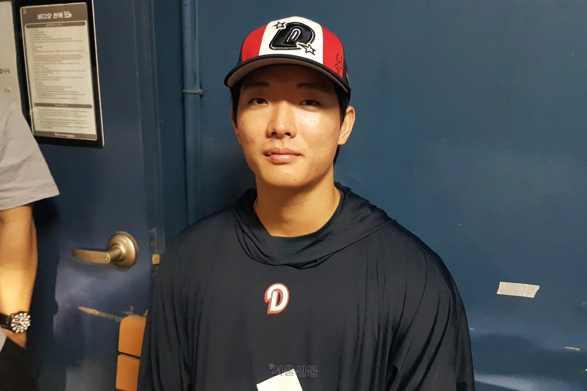 두산 베어스 선발 투수 최민석이 30일 서울 잠실구장에서 열린 두산과 키움 히어로즈의 경기를 마치고 취재진과 인터뷰하며 기념사진을 찍고 있다. 2026.8.30 류재민기자