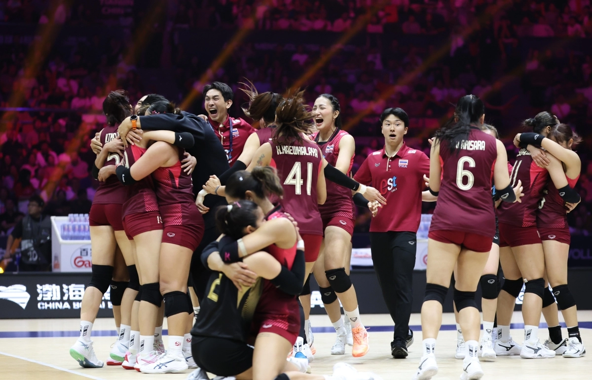 태국 여자배구 대표팀 선수들이 30일 중국 톈진 올림픽 센터 체육관에서 열린 2026 아시아여자배구선수권대회 결승에서 홈팀 중국을 꺾고 우승하자 함께 기뻐하고 있다. 2026.8.30 톈진 신화 연합뉴스