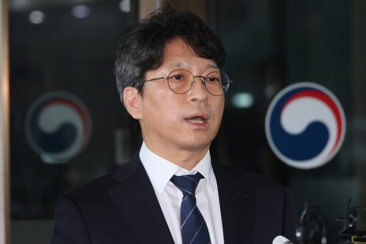 홍지선 국토교통부 장관 후보자가 31일 세종시 정부세종청사로 출근하며 취재진 질문에 답하고 있다. 세종 연합뉴스