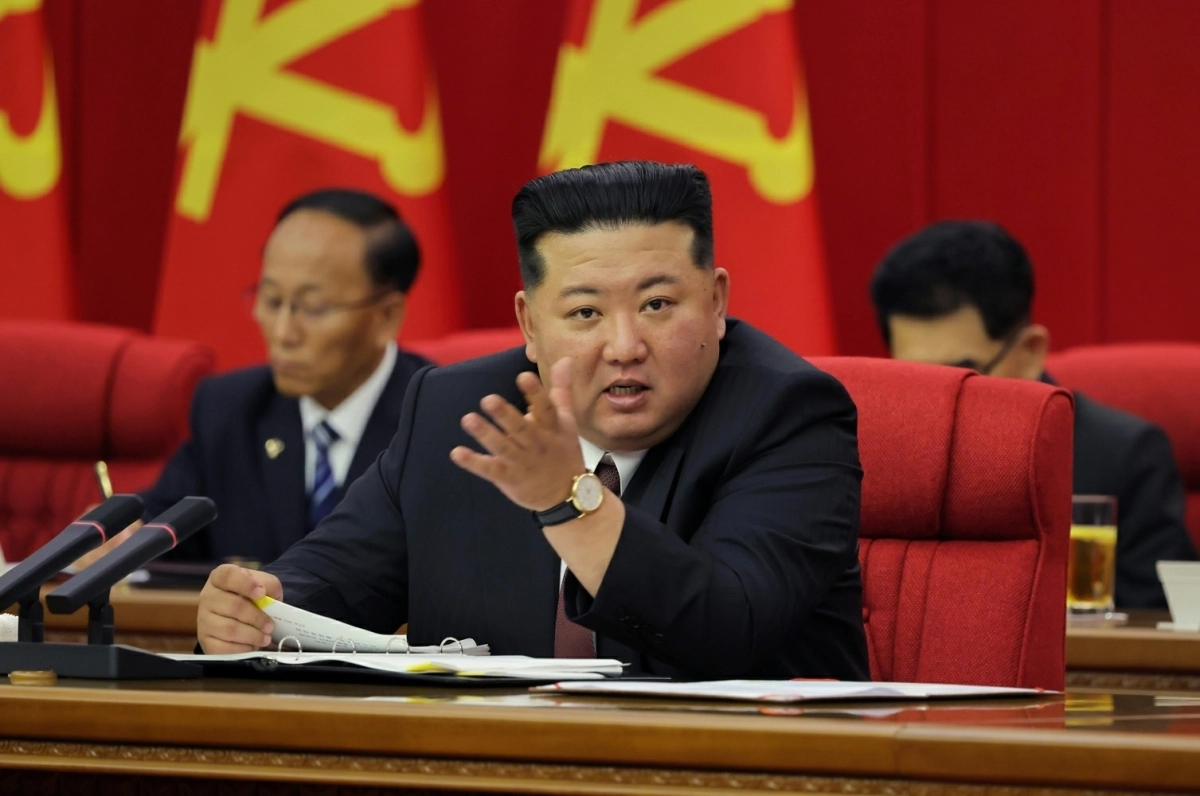 김정은 북한 노동당 총비서가 지난 20일부터 22일까지 열린 노동당 중앙위원회 제9기 제2차 전원회의 확대회의에서 “핵무력을 끊임없이 확대·강화하고 핵보유국 지위를 철저히 행사하는 것이 가장 정확하고 유일한 길”이라고 밝혔다고 23일 노동신문이 보도했다. 뉴스1