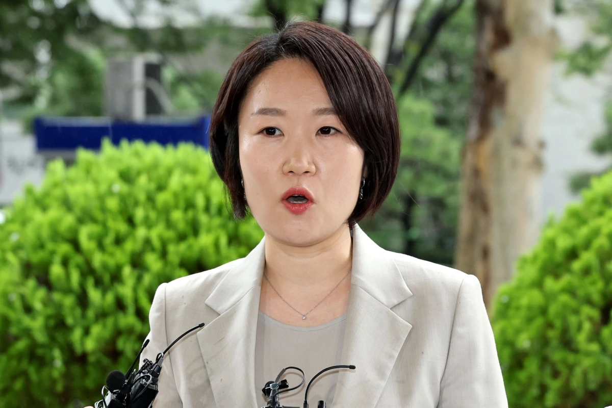이소영 중소벤처기업부 장관 후보자가 31일 오전 서울 영등포구 중소기업정보진흥원 수도권업무지원실에 마련된 인사청문회 준비사무실로 출근하며 취재진의 질문에 답하고 있다. 뉴스1