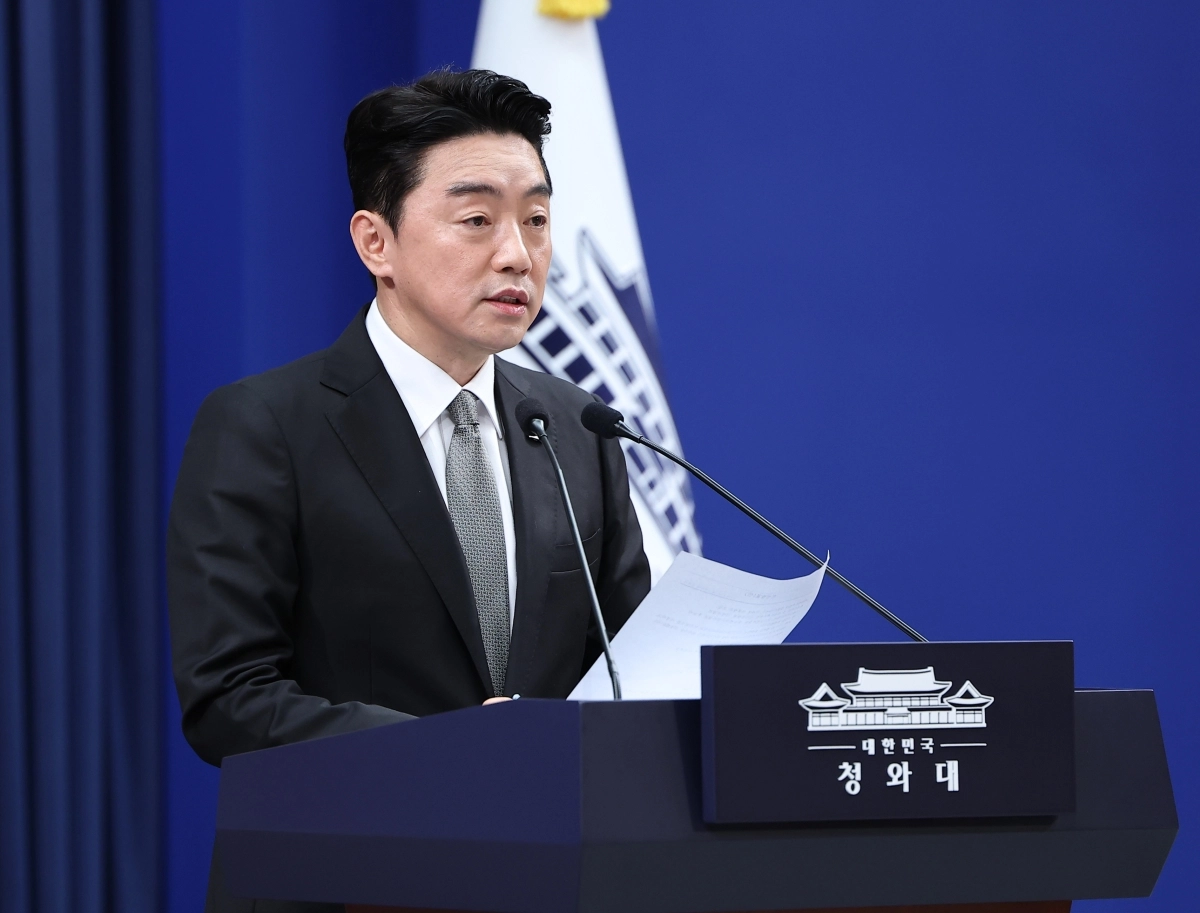 강훈식 비서실장이 30일 청와대 춘추관에서 인사 관련 브리핑을 하고 있다. 연합뉴스