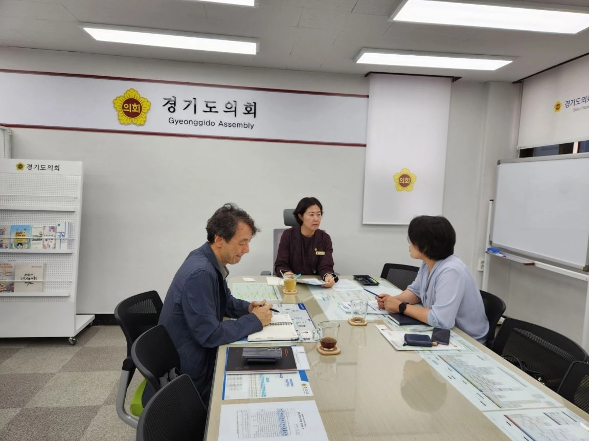 ▲ 지난 24일 경기도의회 의정부상담소에서 (재)경기도경제과학진흥원 관계자들을 만난 유수연 의원(사진=경기도의회)