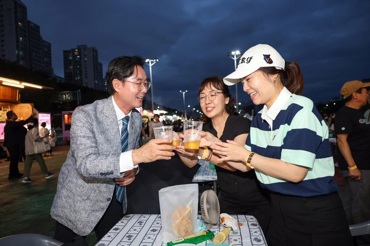 최동민(왼쪽) 서울 동대문구청장이 지난 28일 장안1수변공원에서 열린 ‘2026 동대문구 맥주축제’에서 주민들과 인사를 나누고 있다. 동대문구 제공
