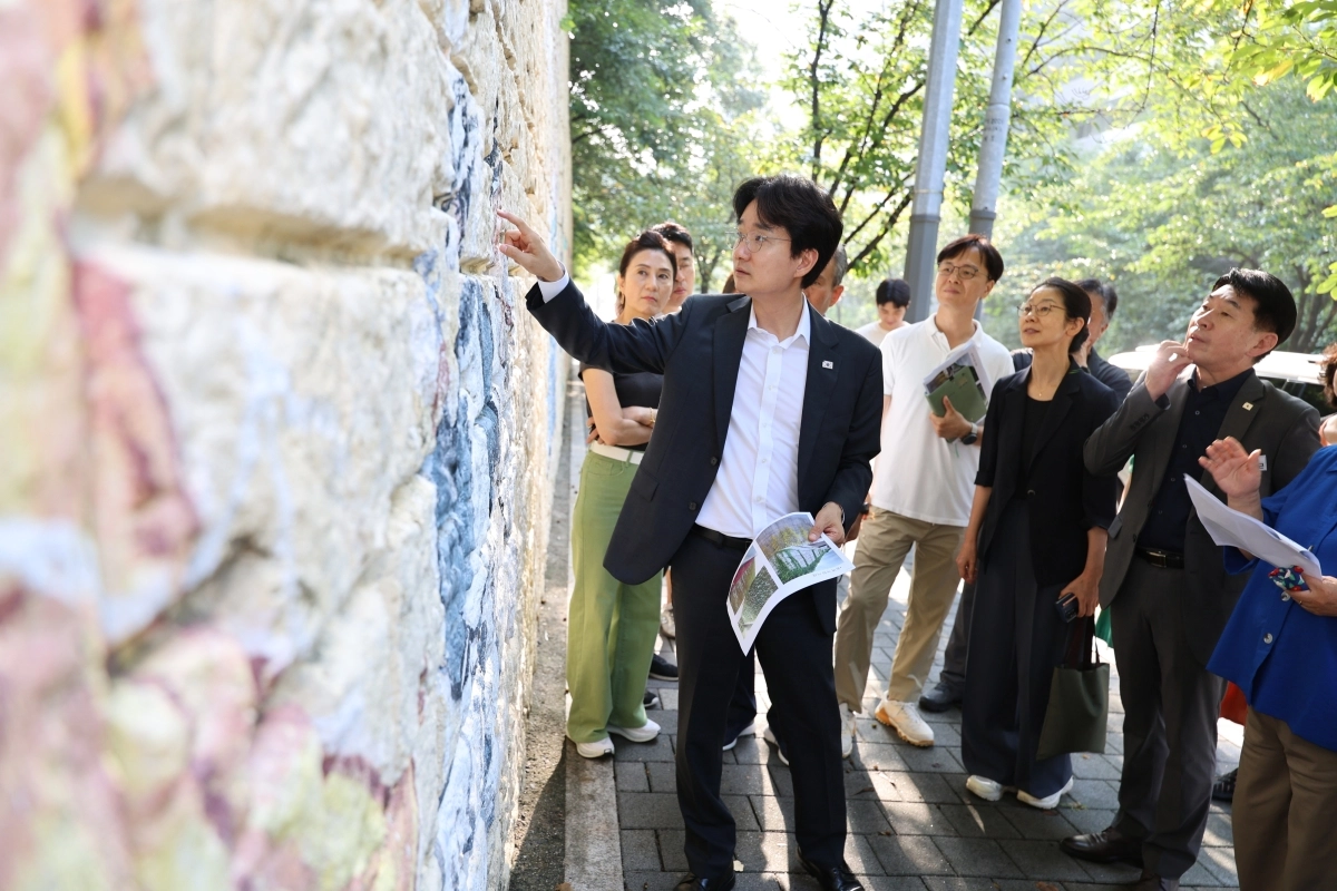 서준오(왼쪽) 노원구청장이 지난달 18일 월계2동 주민제안사업 현장을 찾아 벽화를 확인하고 있다.  노원구 제공