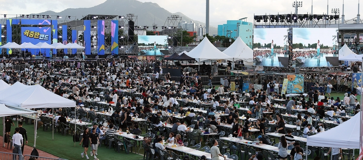 제4회 강진하맥축제장 공연 모습.