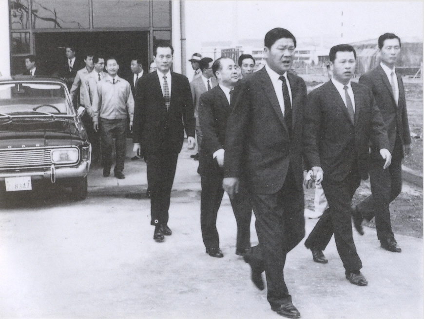 최종건(오른쪽 두 번째) SK그룹 창업회장과 최종현(세 번째) 선대회장이 1969년 2월 경기 수원시 정자동에서 열린 선경화섬 폴리에스터 원사공장 준공식에서 공장 시설을 둘러보고 있다.  SK그룹 제공