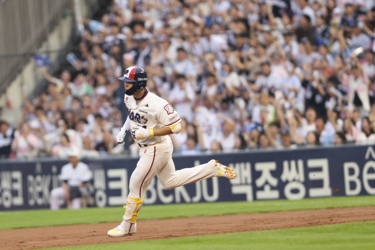 두산 박준순이 30일 키움과의 홈경기 1회말 무사 1, 2루서 좌월 2루타를 터뜨린 뒤 힘차게 베이스를 돌고 있다. 박준순의 2루타는 이날 결승타가 됐다.    두산 베어스 제공