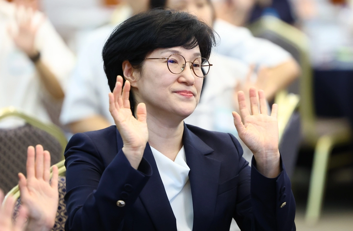 원민경 성평등가족부 장관과 참석자들이 30일 오후 서울 성동구 한양대에서 테토녀와 에겐남의 사이를 주제로 열린 제1차 청년세대 성별균형 공개형 공론장에서 기념촬영을 하고 있다. 2026.8.30 뉴시스
