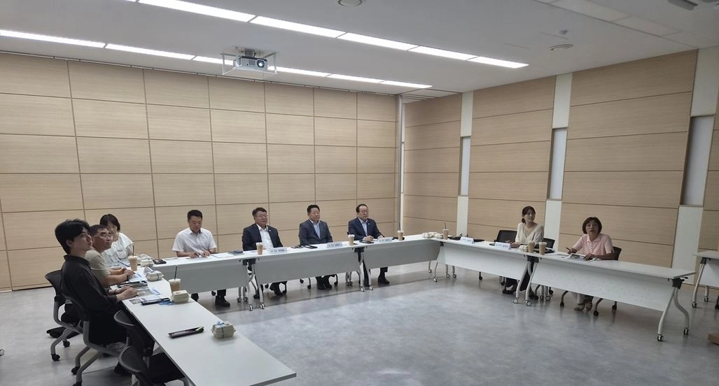 김병진·장상기·박계홍 의원이 관계자로부터 서남물재생센터 일대 주민편의시설의 운영 현황과 주요 현안을 듣고 있다. 서울시의회 제공