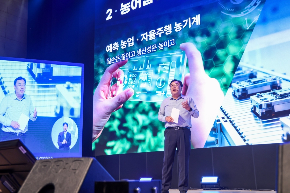 김기재 당진시장이  ‘AX 선도도시 당진’ 비전 선포식에서 7대 중점사업을 설명하고 있다. 시 제공