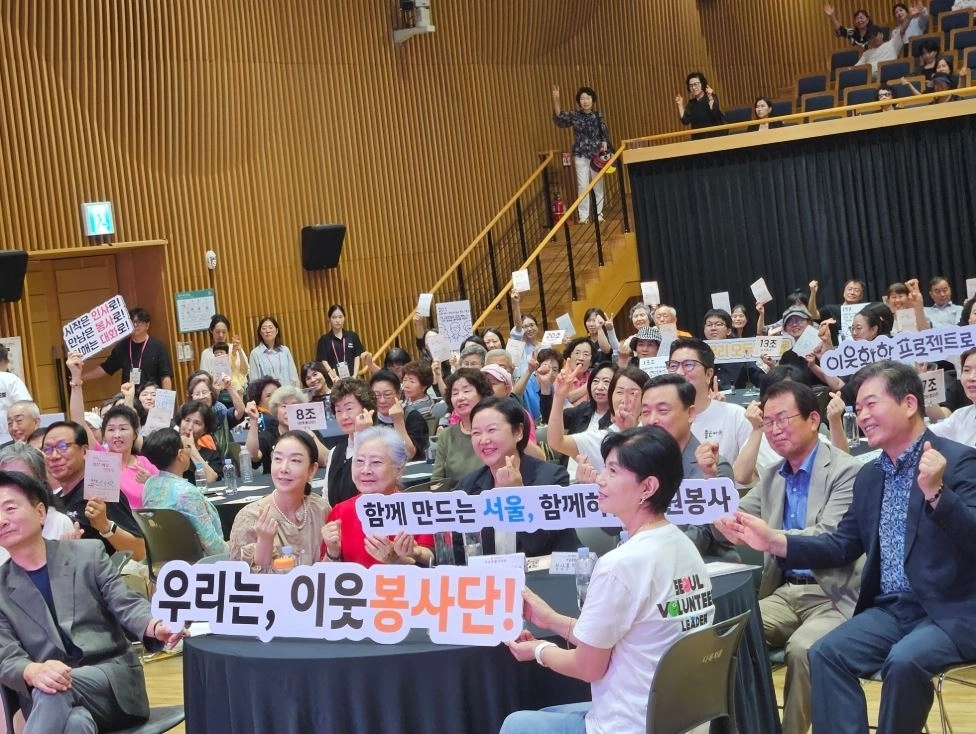 지난 30일 서울시청 본관 8층 다목적홀에서 열린 2026 이웃봉사단 ‘좋은 이웃 선언식’에 서 이민옥 위원장을 비롯한 참석자들이 기념촬영을 하고 있다. 서울시의회 제공
