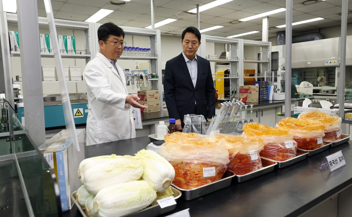 오세훈(오른쪽) 서울시장이 31일 서초구 보건환경연구원에서 중국산 배추·김치 검사 과정에 대한 설명을 듣고 있다.  뉴스1
