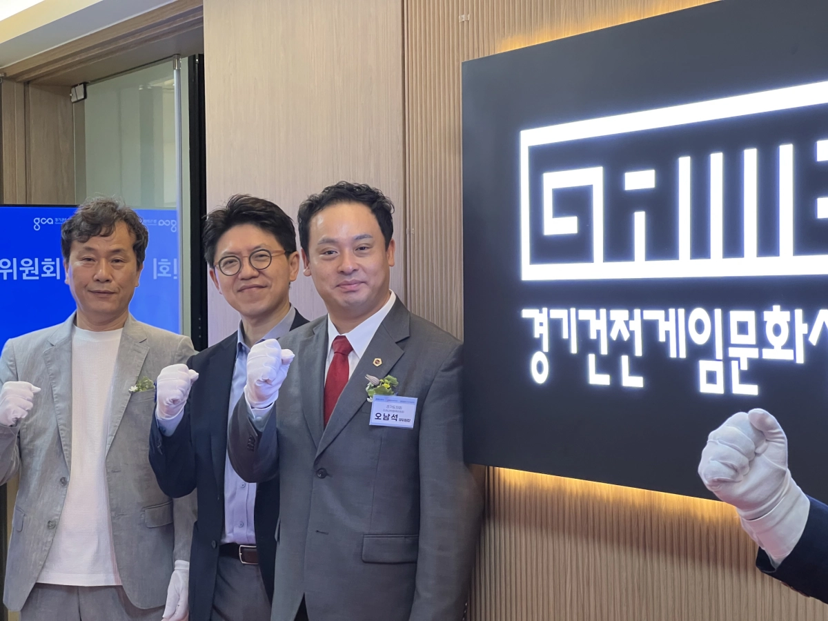 ▲오남석 미래과학협력위원회 부위원장이 31일 부천 춘의테크노파크2에서 열린 경기건전게임문화센터 이전 개소식에서 현판 제막 후 관계자들과 기념 촬영을 하고 있다. (사진=경기도의회)