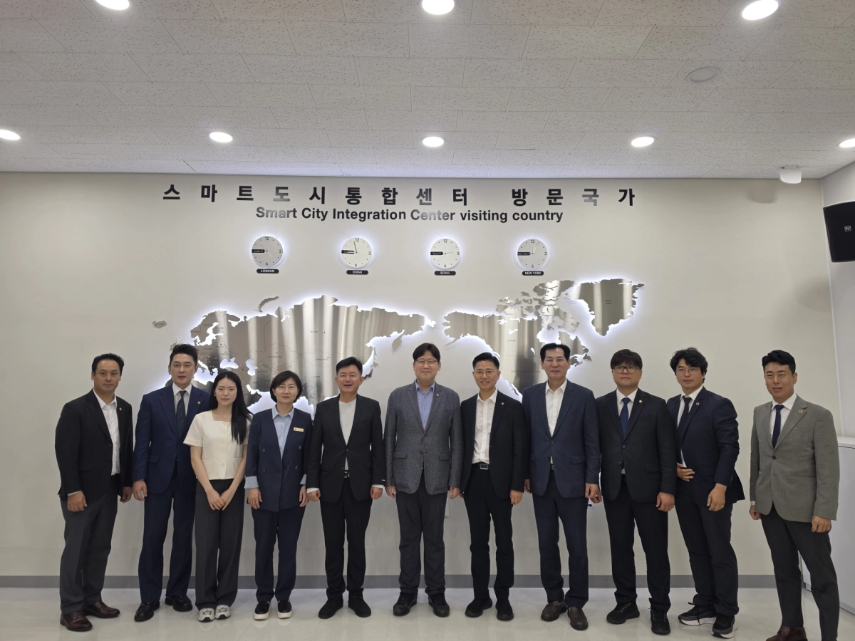 ▲미래과학협력위원회 위원들이 안양 스마트도시통합센터 방문 현장에서 기념 촬영을 하고 있다. (사진=경기도의회)