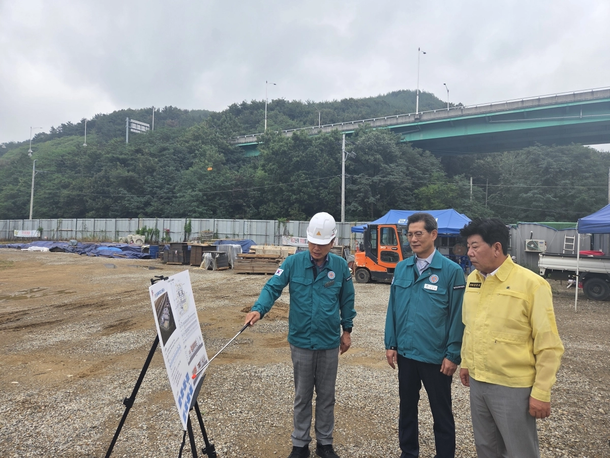 지난 28일 교육위원회 대표로 (가칭)칠곡특수학교와 경북도교육청칠곡도서관 신축 현장을 방문해 공사 진행 상황과 안전관리 실태를 점검한 정한석 교육위원장(오른쪽 첫 번ㅉ). 경북도의회 제공