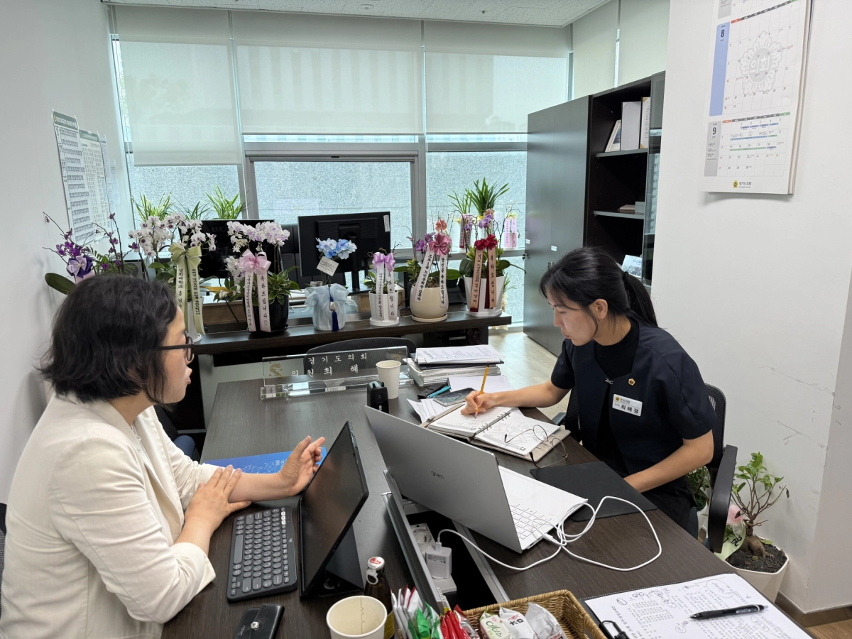 ▲최혜경 의원이 의원실에서 경기비즈니스센터(GBC) 관계자와 소상공인 해외 판로 개척 및 수출 지원 연계 방안을 논의하고 있다. (사진=경기도의회)