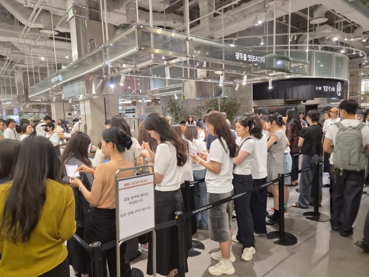 광주관광공사가 지난 14일부터 20일까지 서울 여의도 더현대서울에서 운영한 ‘광주를 잇(EAT)다’  팝업스토어에 몰려든 고객들이 계산 순서를 기다리고 있다. 광주관광공사 제공