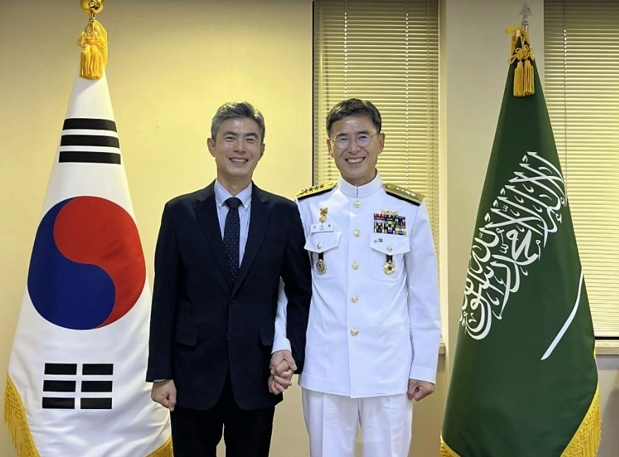 새 국방부 장관으로 지명된 강신철(왼쪽) 주한사우디아라비아 대사가 지난 30일(현지시간) 사우디를 방문 중인 김경률 해군참모총장과 기념사진을 찍고 있다. 외교부 제공