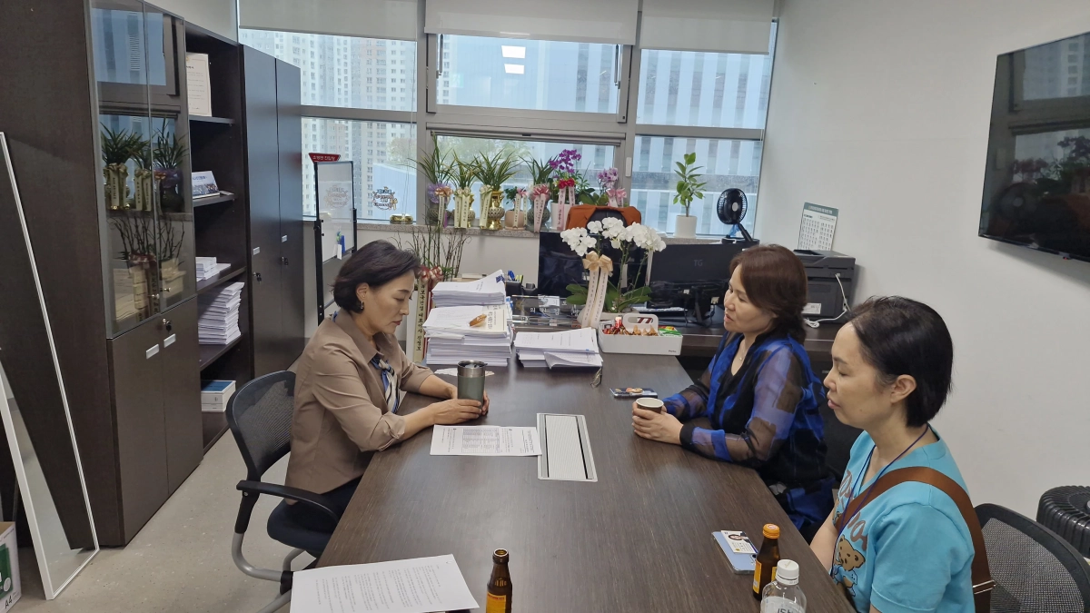 ▲김명숙 의원이 31일 의원실에서 경기도영양교사회 관계자들과 학교급식 종사자 산업안전보건 관리체계 개선 방안을 논의하고 있다. (사진=경기도의회)