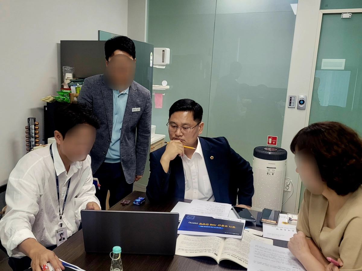 ▲안계명 의원이 31일 의원실에서 경기도 복지사업과 관계자들로부터 푸드뱅크 및 푸드마켓 기능보강 지원사업 현황을 보고받고 있다. (사진=경기도의회)