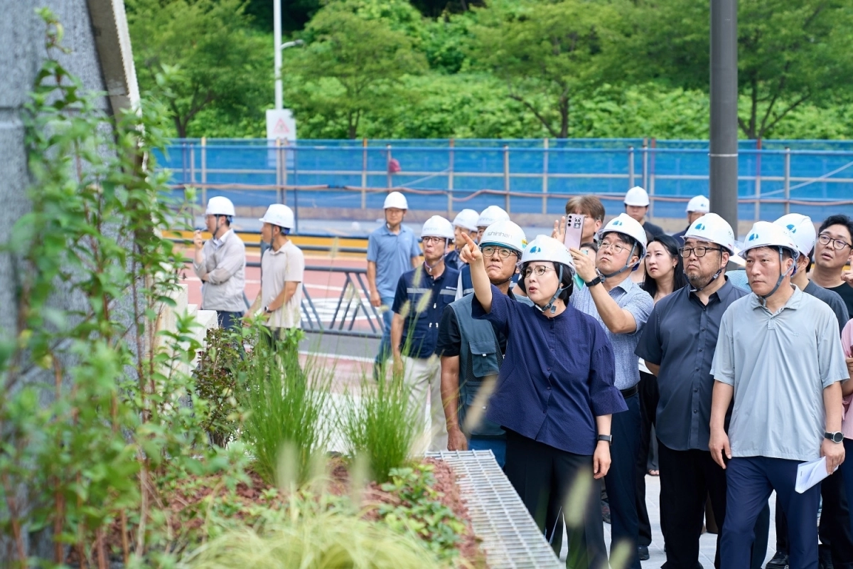 이수희(가운데) 강동구청장이 지난 7월 준공된 동명근린공원 주차장에서 주차구획과 차량 진출입 동선, 지하 방수 상태 등을 점검하고 있다.  강동구 제공