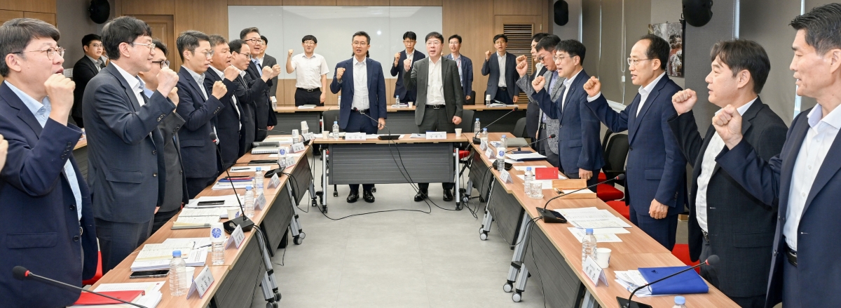 추경호 대구시장이 31일 시청 산격청사에서 간부회의를 주재하며 파이팅을 외치고 있다.  대구시 제공