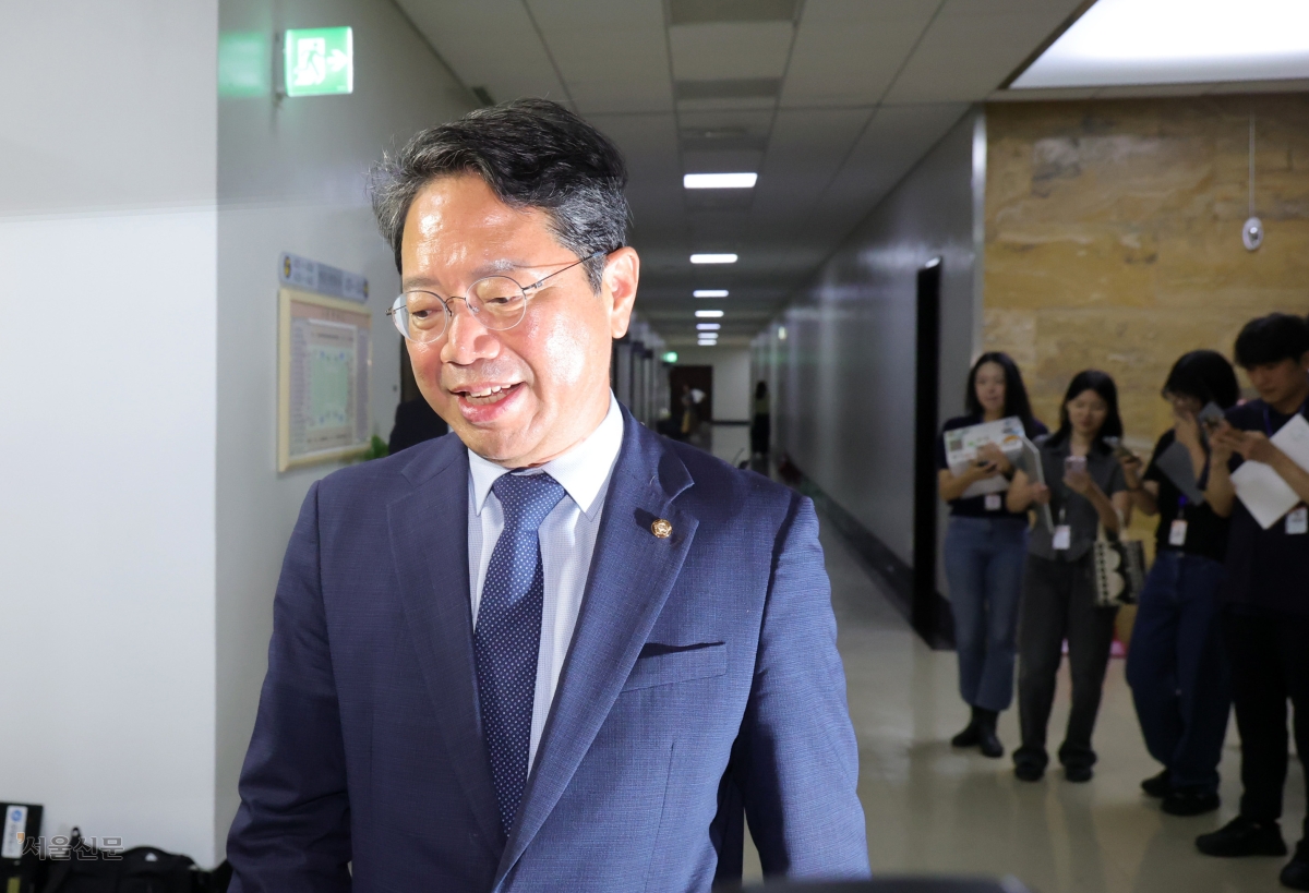 법무부 장관 후보자로 지명된 김승원 더불어민주당 의원이 31일 서울 여의도 국회에서 열린 법제사법위원회 법안심사제1소위원회에 참석하며 소감을 밝히고 있다. 안주영 전문기자