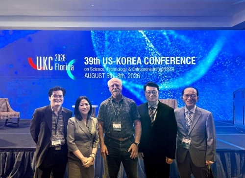지난 7일 미국 플로리다주 올랜도에서 열린 제39회 한미과학기술학술대회(UKC 2026) 현장에서 엔비디아 공동창업자 크리스 말라초프스키(가운데)를 만난 국내 AX 인프라 소프트웨어 기업  아크릴 경영진. 아크릴 제공