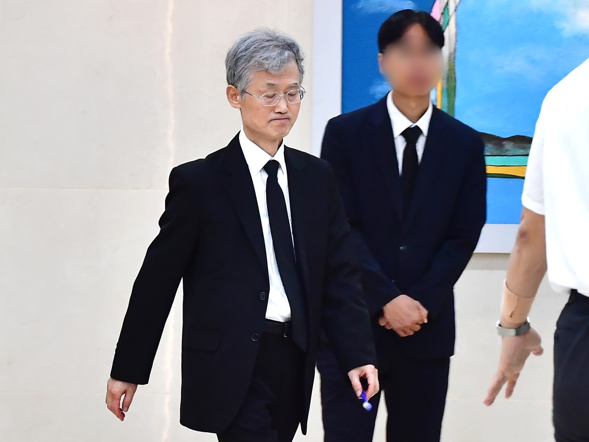 조희대 대법원장이 31일 부친의 빈소가 마련된 경북 포항시 포항성모병원 장례식장에서 발걸음을 옮기고 있다. 포항 뉴스1